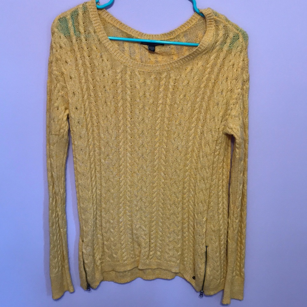 Yellow Sweater. American Eagle.